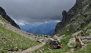52 Dalla Bocchetta d'inferno (2306 m) vista verso la Sfinge nella parte terminale della Val d'inferno salita